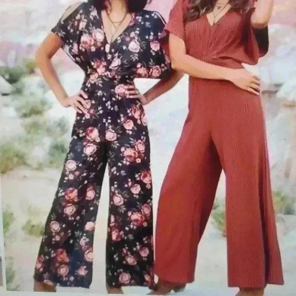 Everlynne jumpsuit in black floral - Picture 2 of 4